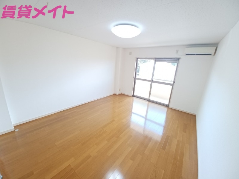 居室・リビング　別部屋反転写真です