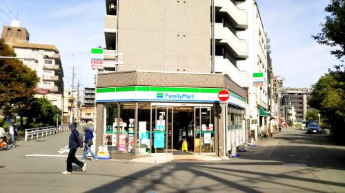 コンビニ　ファミリーマート 阪急中津駅前店（コンビニ）まで546m
