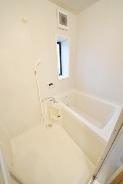 バス・シャワールーム　★追い焚き、小窓付★