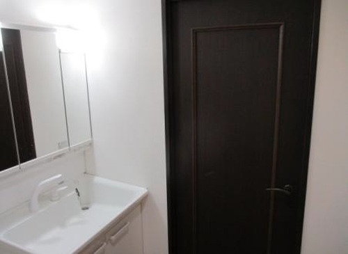 洗面設備　ゆったりとスペースのある洗面所