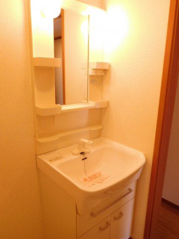 洗面設備　ゆったりとスペースのある洗面所