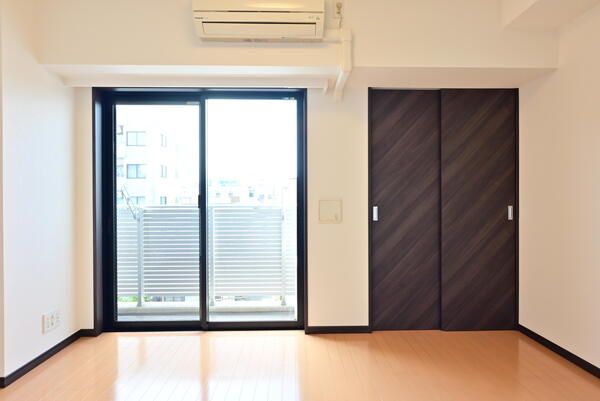 居室・リビング　☆明るい洋室☆