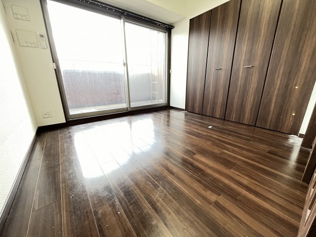 その他部屋・スペース　落ち着いた色調の寝室です