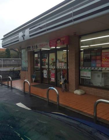 コンビニ　セブンイレブン（コンビニ）まで734m