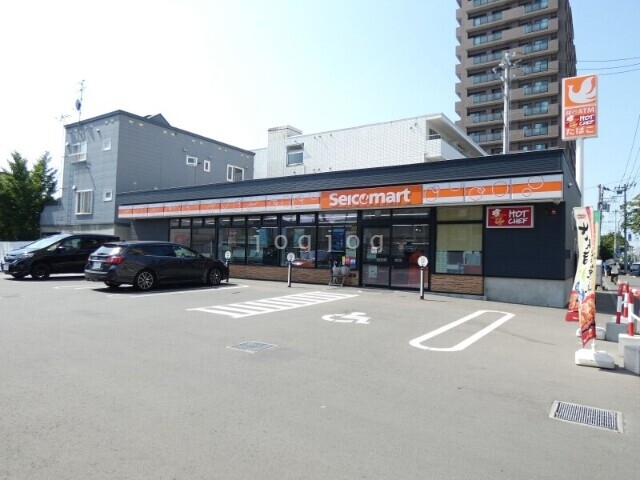 コンビニ　セイコーマートししみ店（コンビニ）まで666m