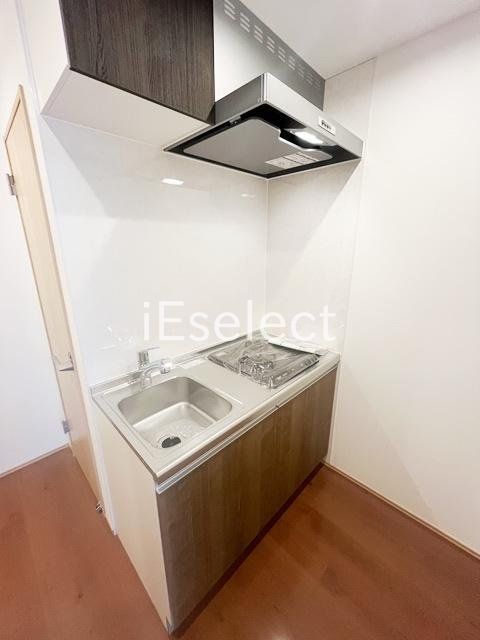 キッチン　２口システムキッチン付き。調理スペースあって料理も楽々♪