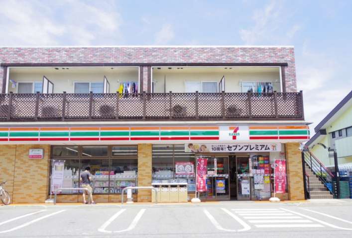 コンビニ　セブンイレブン（コンビニ）まで218m