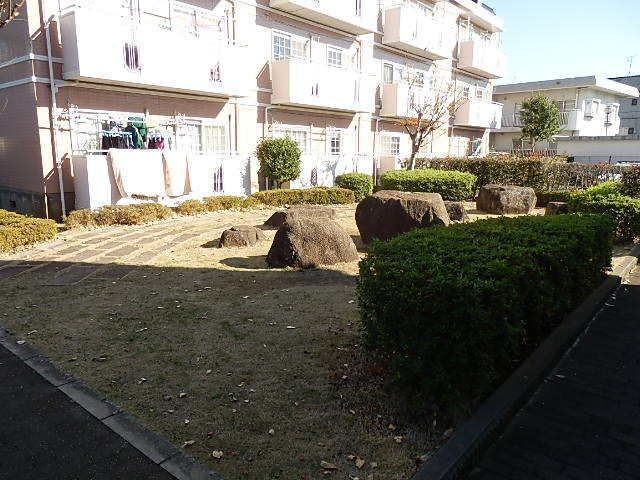 エントランス　敷地内の共有スペース