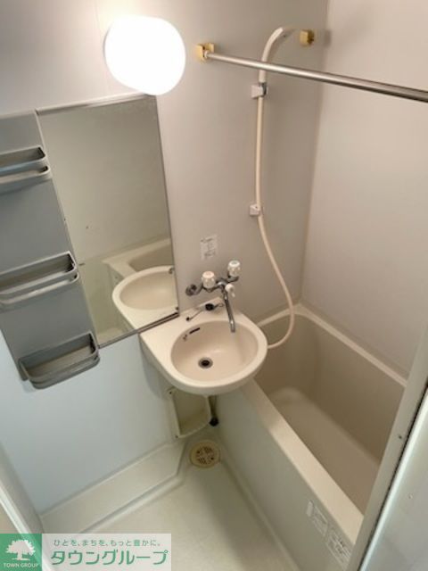 バス・シャワールーム　コンパクトで使いやすいお風呂です