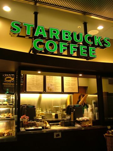 飲食店　スターバックスコーヒーカレッタ汐留店（飲食店）まで337m