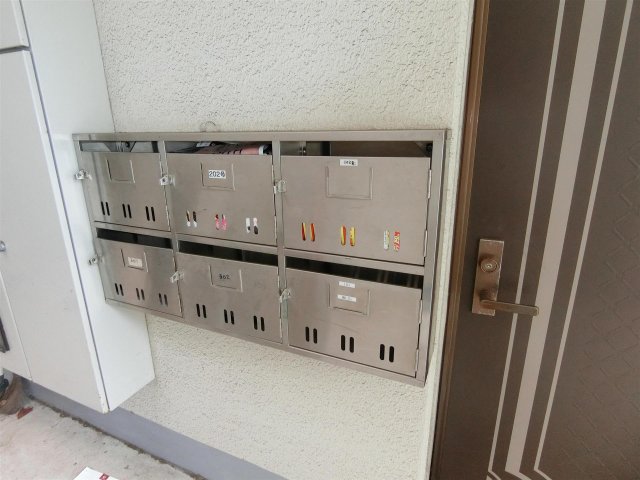 エントランス　共用部に集合ポスト完備しています♪