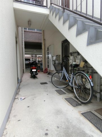 その他共有部分　階段下が駐輪場です♪