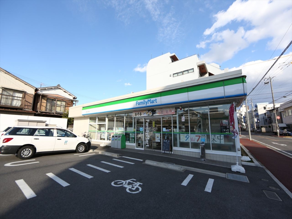 コンビニ　ファミリーマート 八代町二丁目店（コンビニ）まで211m