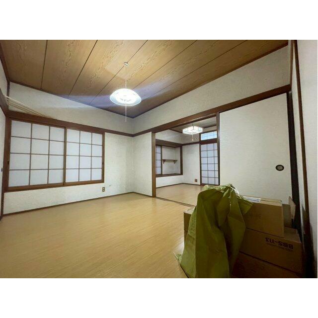 その他部屋・スペース　１階の二間続きの和室です。ウッドカーペット敷きでお掃除かんた
