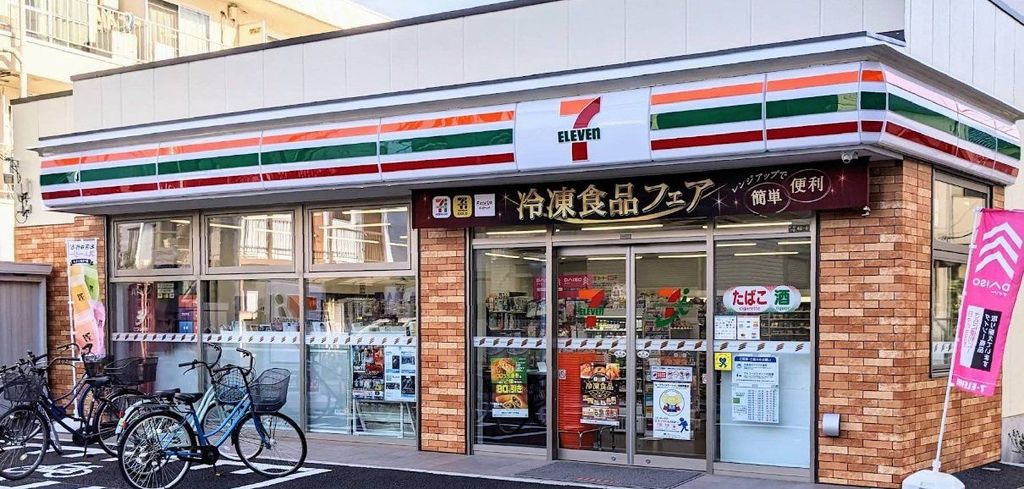 コンビニ　セブンイレブン足立綾瀬2丁目東店（コンビニ）まで300m