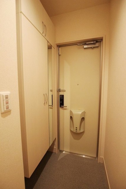 玄関　同物件別号室の写真です。