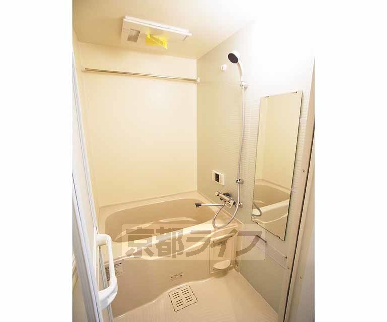 バス・シャワールーム　バスのパネルの色はお部屋ごとに異なりどのお部屋も素敵です。