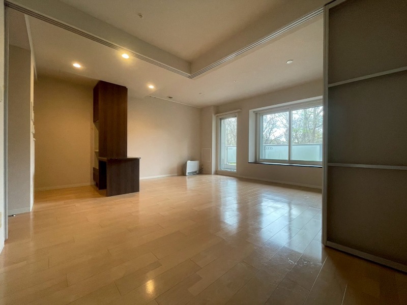その他部屋・スペース　寝室はこちらです。光が差し込む、温かみのあるお部屋です。