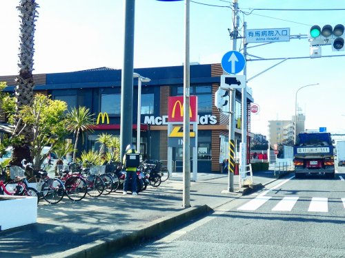 飲食店　マクドナルド ２４６梶ヶ谷店（飲食店）まで159m