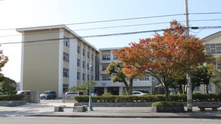 中学校　今治市立日吉中学校（中学校）まで440m