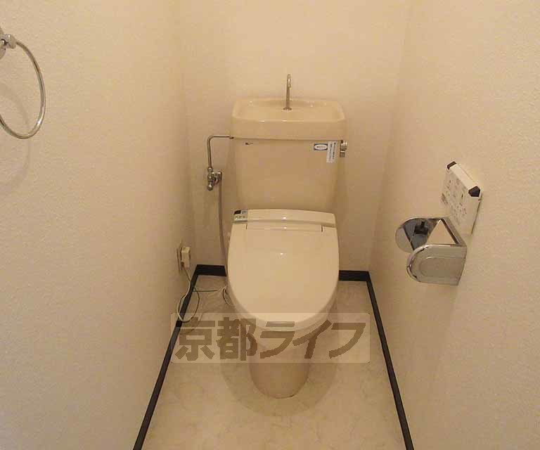 トイレ　ウォシュレット付き。