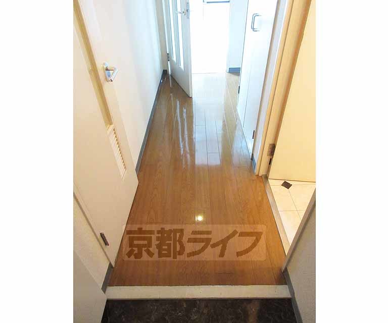 その他部屋・スペース　玄関から続く廊下。