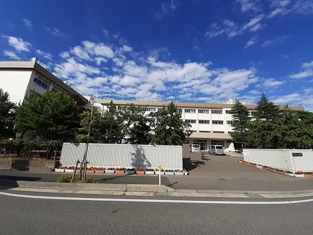 中学校　東石山中学校（中学校）まで1100m