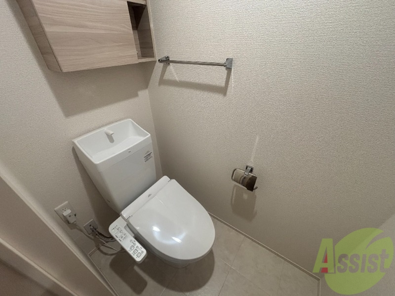 トイレ　トイレは温水洗浄便座です。シンプルな雰囲気になっています。