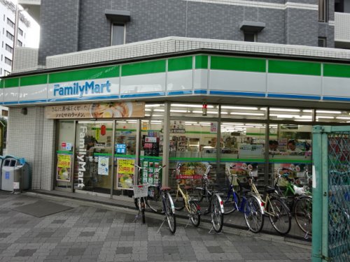 コンビニ　ファミリーマート新大阪東口店（コンビニ）まで2m