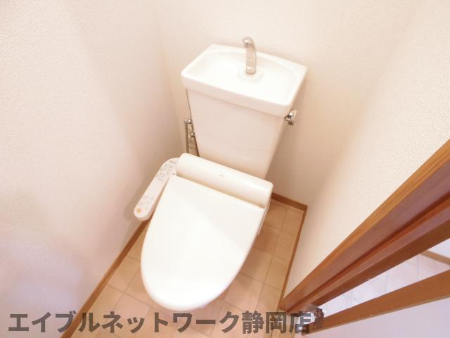 トイレ　落ち着いた色調のトイレです