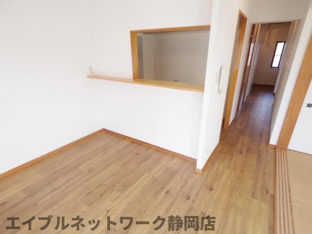 居室・リビング　こちらのリビングで趣味の時間をお楽しみください