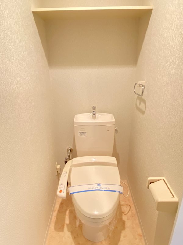 トイレ　フローリング、建具、クロスの色は異なる場合がございます
