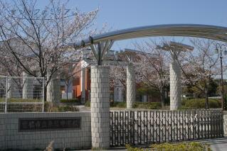 中学校　豊橋市立東陵中学校（中学校）まで865m