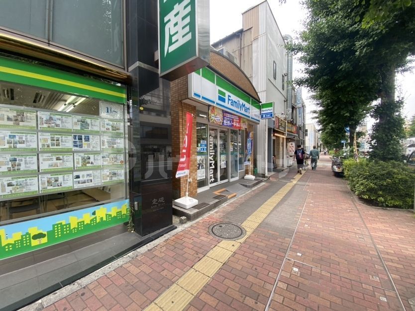 コンビニ　ファミリーマート本蓮沼駅前店（コンビニ）まで130m