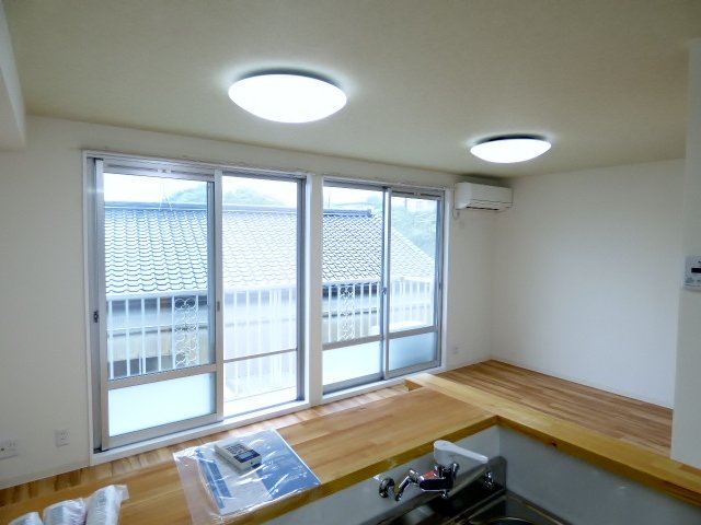 グランコムメゾン南中川の居間写真
