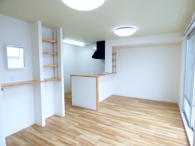 グランコムメゾン南中川の居間写真