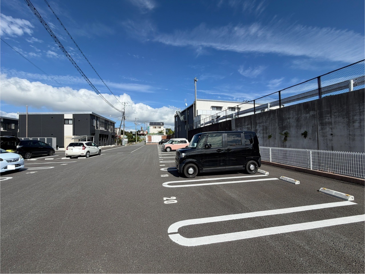 駐車場　駐車場部分・平面アスファルト施工です◎