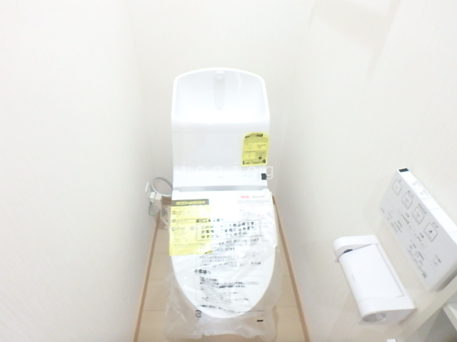 トイレ　嬉しい温水洗浄便座付きのトイレです。