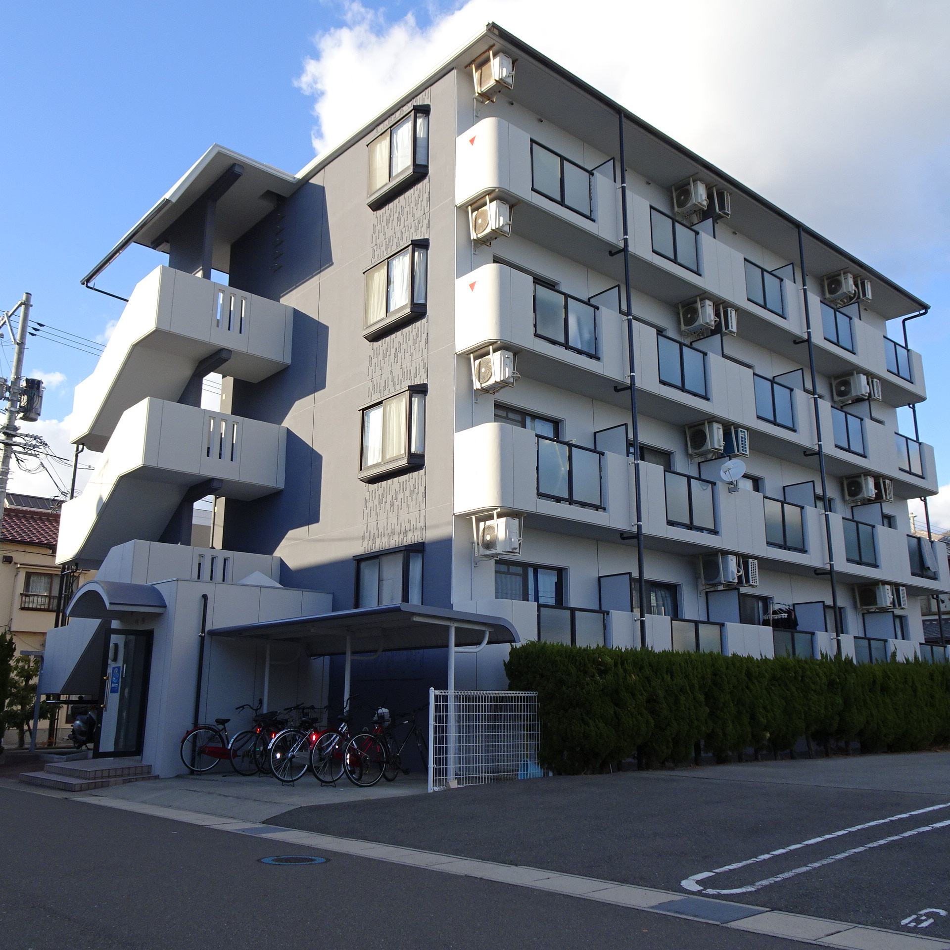 建物外観　全戸　東向きバルコニー☆