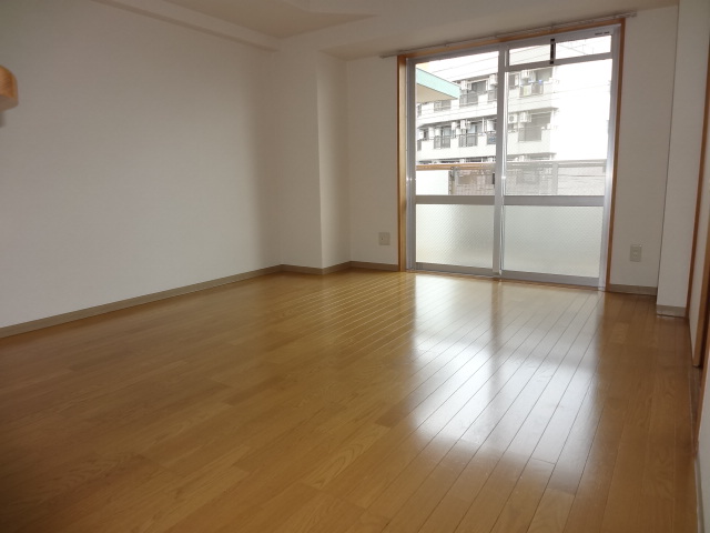 居室・リビング　約１２帖の広々したリビングです