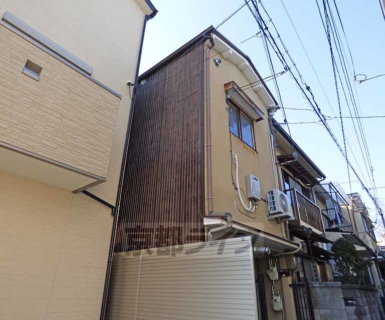 京都市北区紫野上御輿町のアパートの建物外観