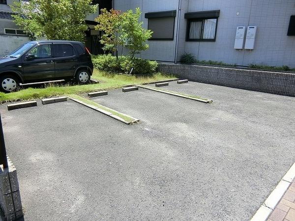 【エコーガーデンハイツ百舌鳥Ｂ棟の駐車場】