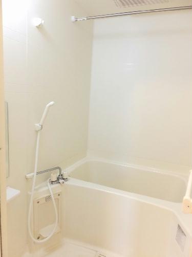 バス・シャワールーム　浴室換気乾燥機能付きの浴室です。