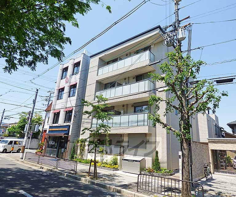 【京都市北区小山西元町のマンションの建物外観】