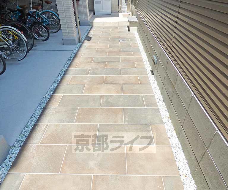 【京都市北区小山西元町のマンションのエントランス】