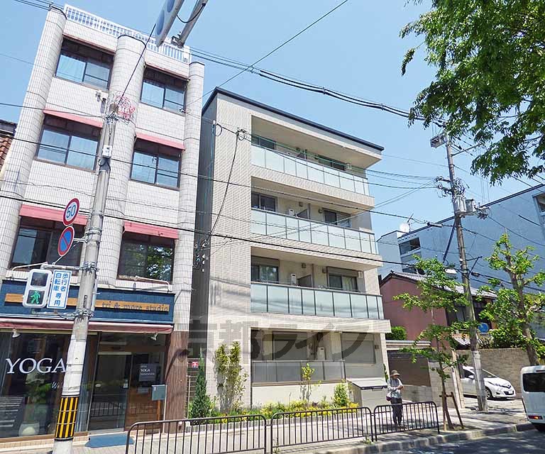 京都市北区小山西元町のマンションの建物外観