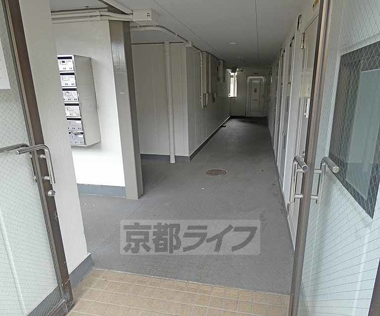 【京都市左京区静市市原町のマンションのロビー】