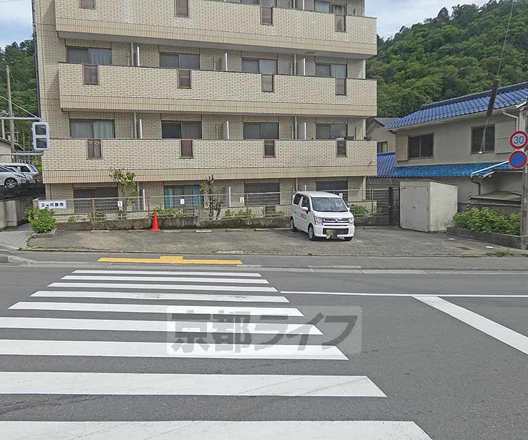 【京都市左京区静市市原町のマンションの駐車場】