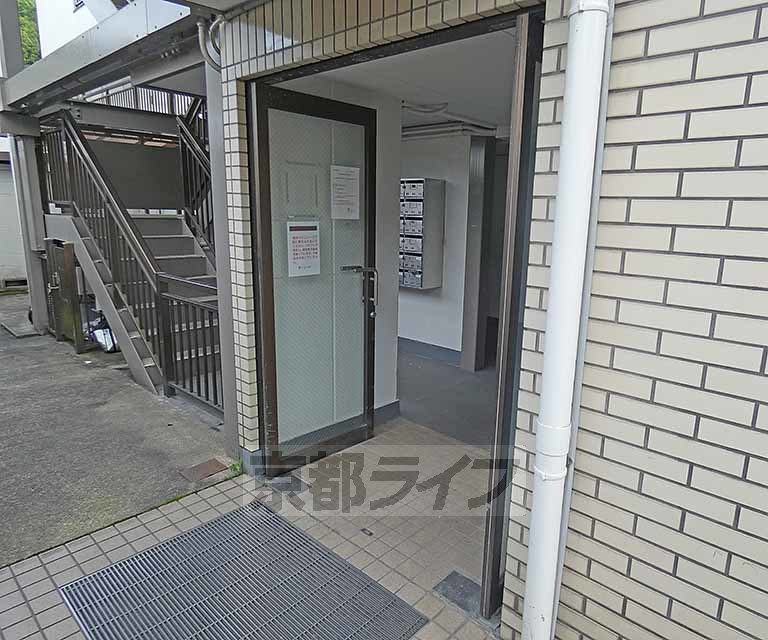 【京都市左京区静市市原町のマンションのエントランス】