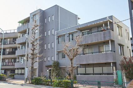 【目黒区鷹番のマンションの建物外観】